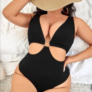 Plus cut out ring linked one piece swimsuit